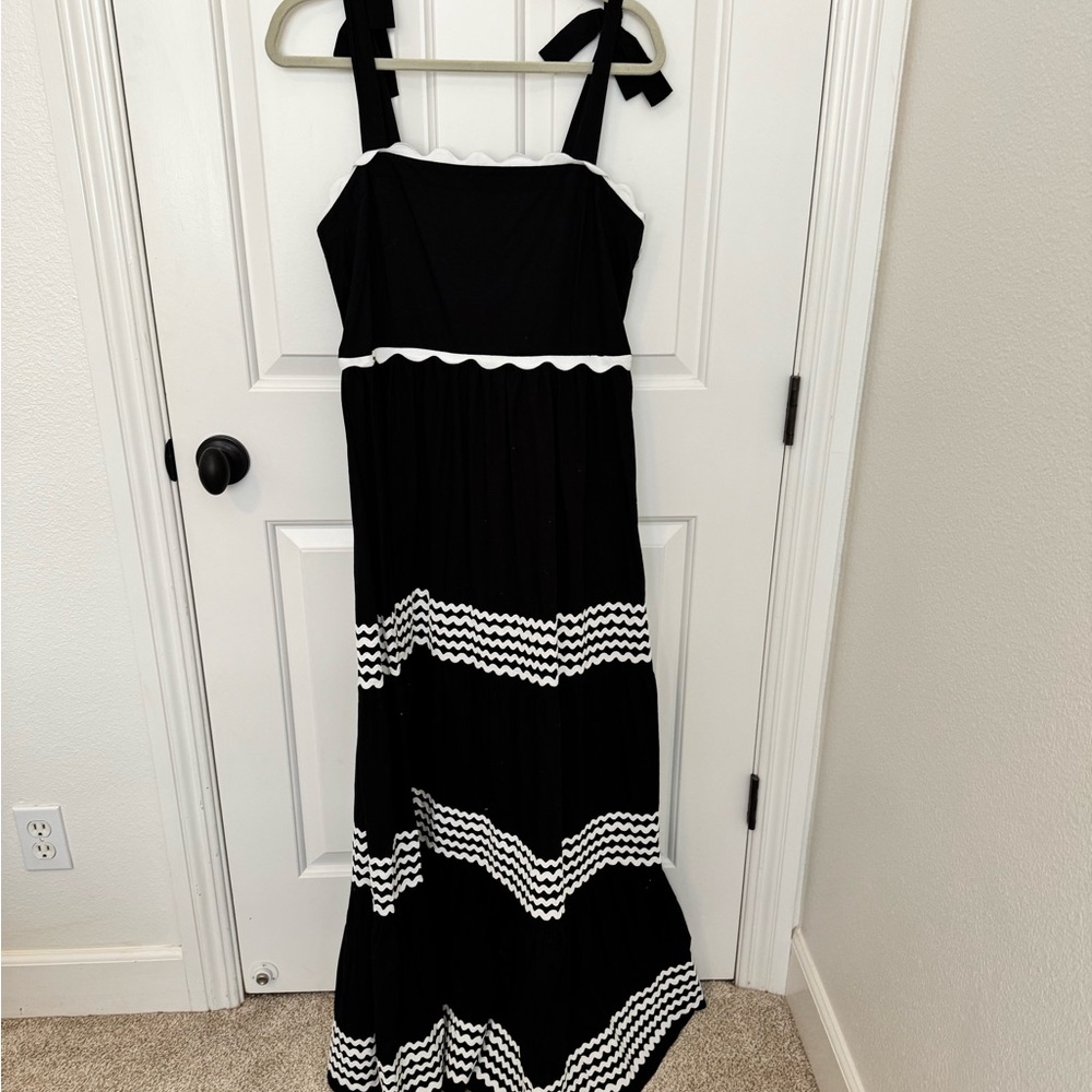 Elegant Black and White Maxi Dress